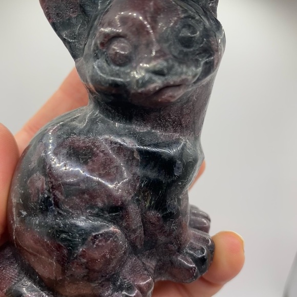 Garnet in Astrophyllite Cat carving - Picture 5 of 10